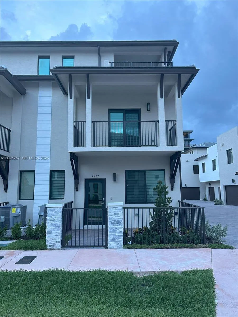 Foto de propiedad en 4227 NW 83rd Path, Doral, FL 33166 Doral con MLS# 