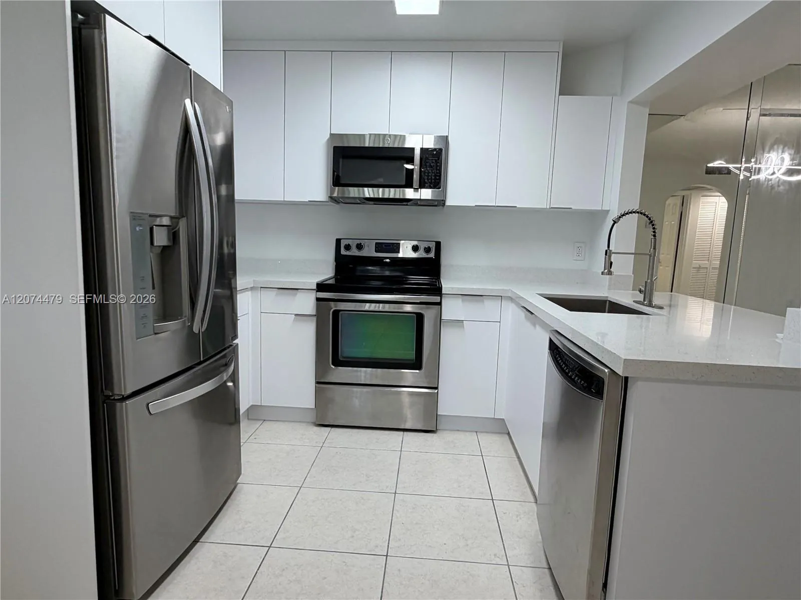 Foto de propiedad en 423 NE 210th Cir Terrace 104-25, Miami, FL 33179 Miami con MLS# 