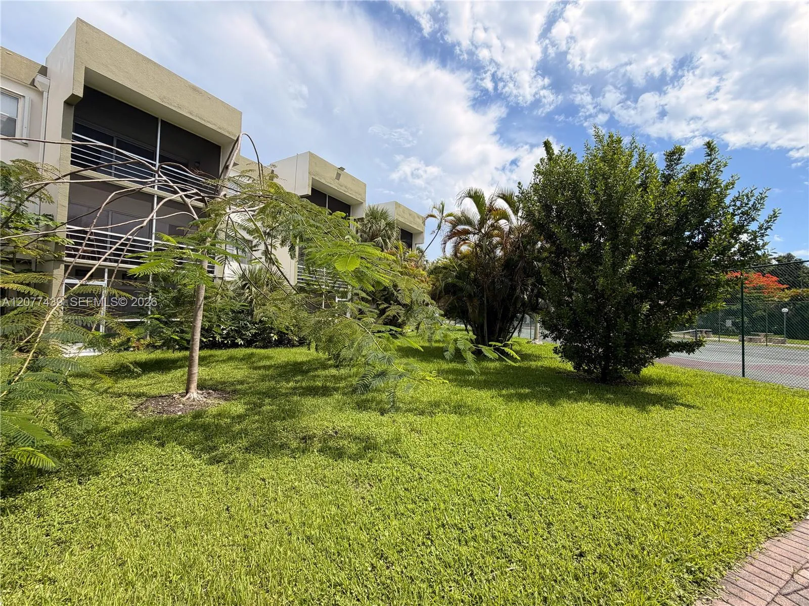 Foto de propiedad en 4235 N University Drive 103, Sunrise, FL 33351 Sunrise con MLS# 