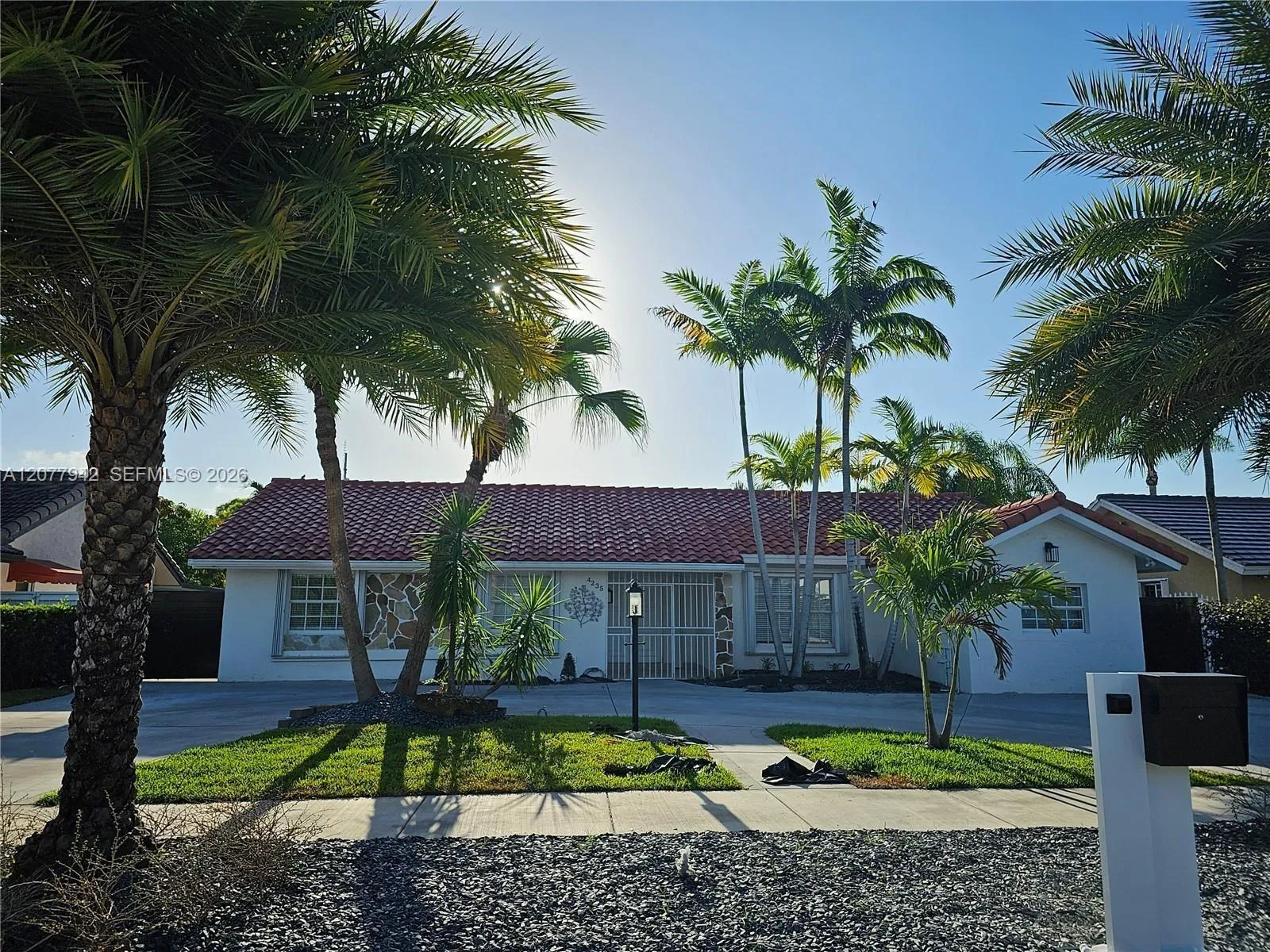 Foto de propiedad en 4235 SW 143rd Avenue, Miami, FL 33175 Miami con MLS# 