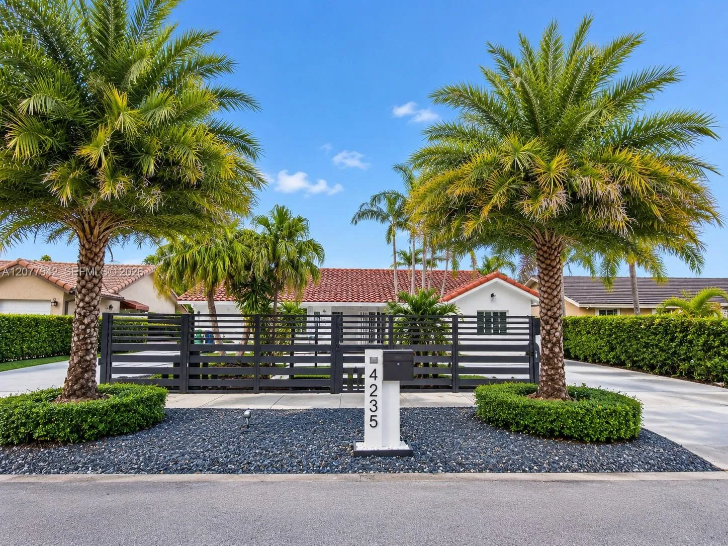 Foto de propiedad en 4235 SW 143rd Avenue, Miami, FL 33175 Miami con MLS# 