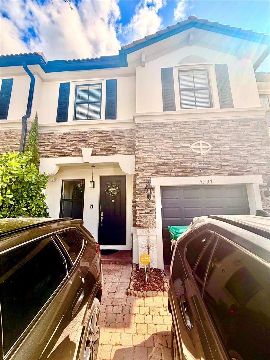 Foto de propiedad en 4237 SW 164th Path 4237, Miami, FL 33185 Miami con MLS# 