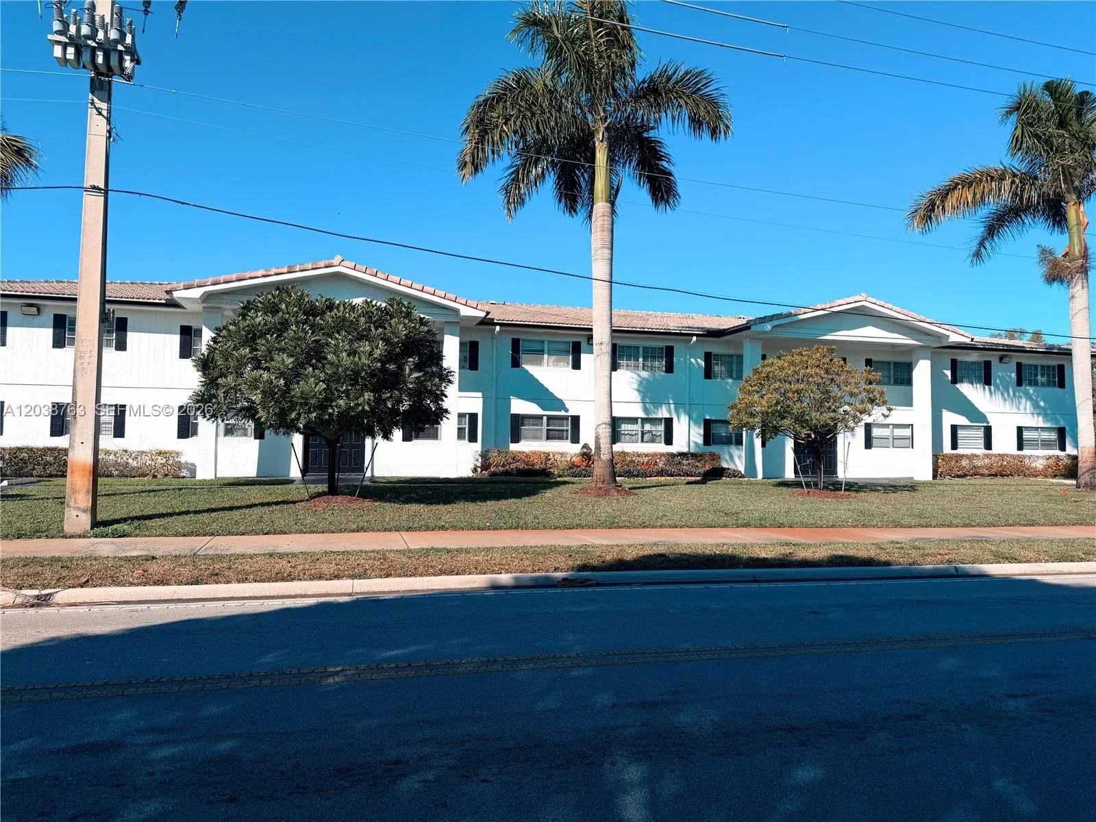 Foto de propiedad en 4240 Woodside Drive 4, Coral Springs, FL 33065 Coral Springs con MLS# 