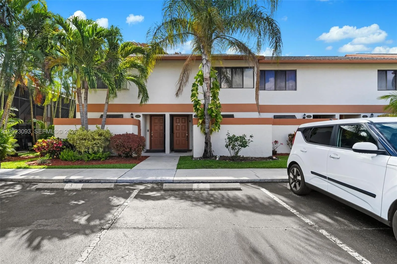 Foto de propiedad en 4241 SW 71st Way 4241, Davie, FL 33314 Davie con MLS# 