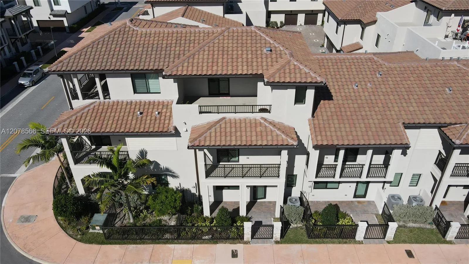 Foto de propiedad en 4242 NW 82nd Avenue, Doral, FL 33166 Doral con MLS# 