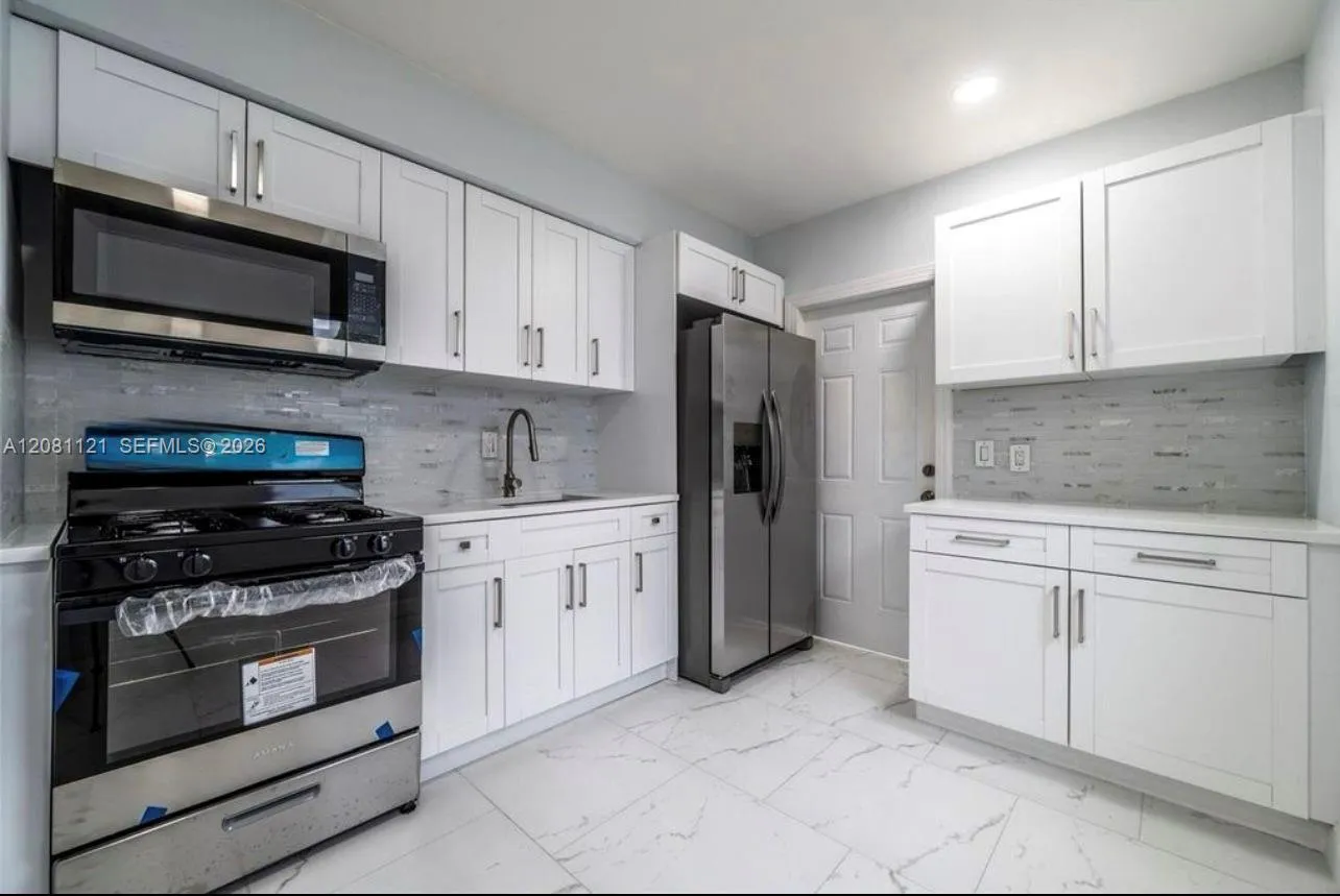 Foto de propiedad en 425 NW 14th Way, Fort Lauderdale, FL 33311 Fort Lauderdale con MLS# 