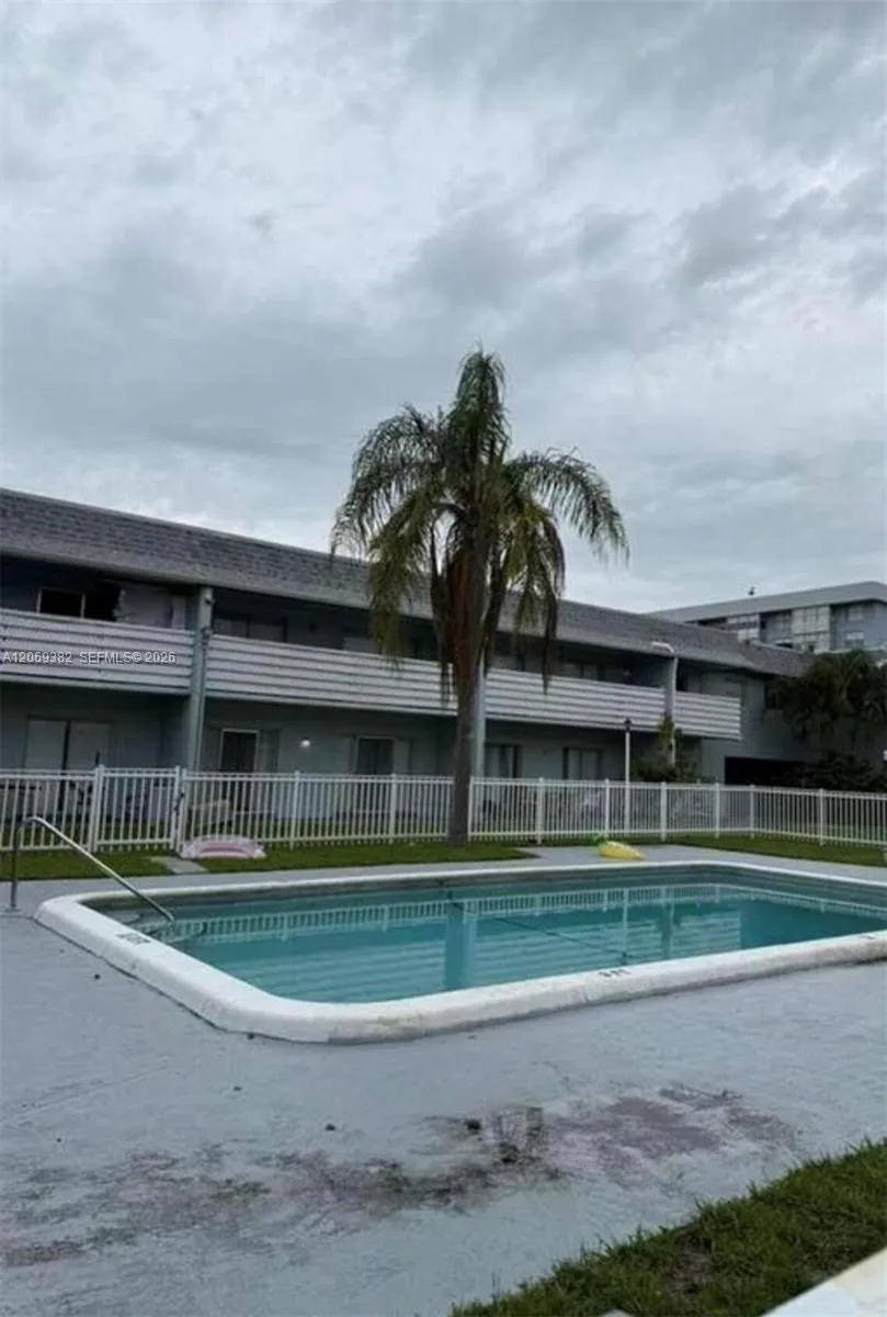 Foto de propiedad en 4251 NW 5th Street 131, Plantation, FL 33317 Plantation con MLS# 
