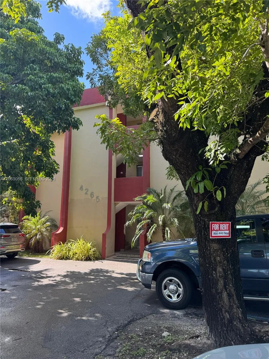 Foto de propiedad en 4265 S Tamiami Canal Drive 1-214, Miami, FL 33126 Miami con MLS# 