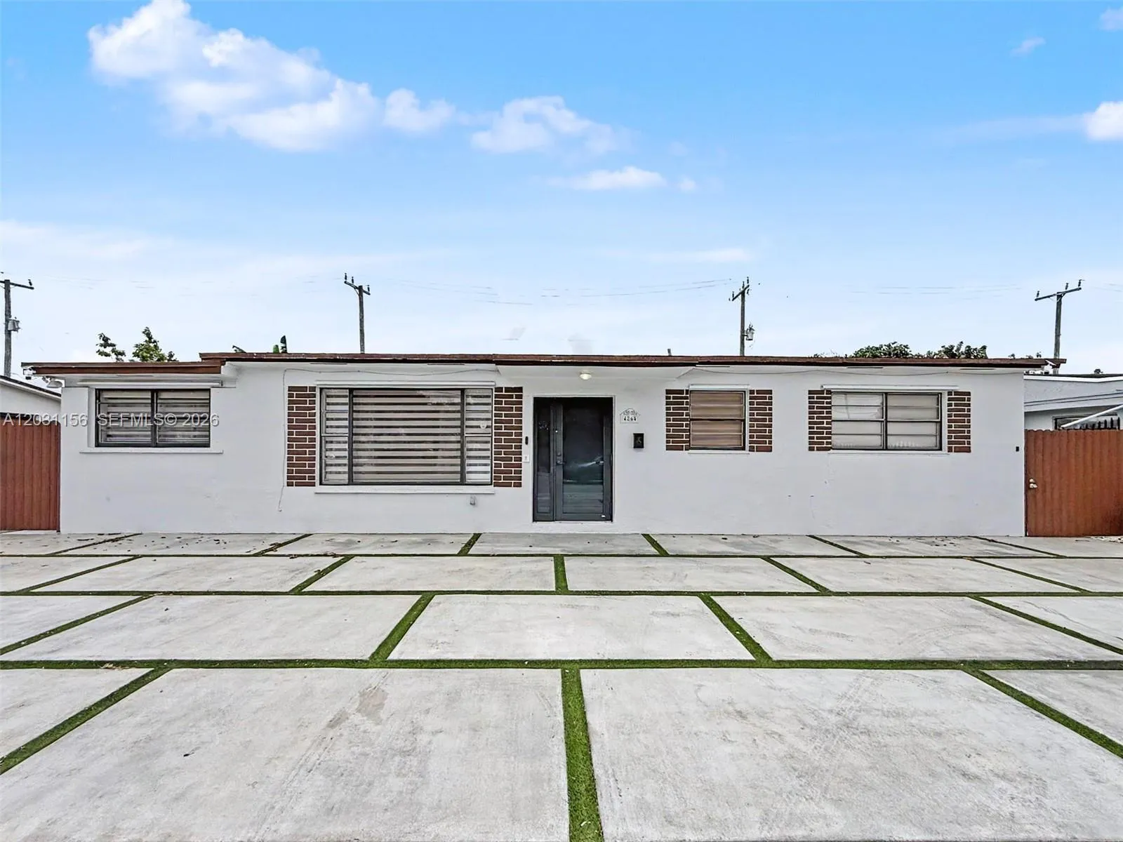 Vendido 4265 W 8th Avenue, Hialeah, FL 33012, Hialeah, FL 33012