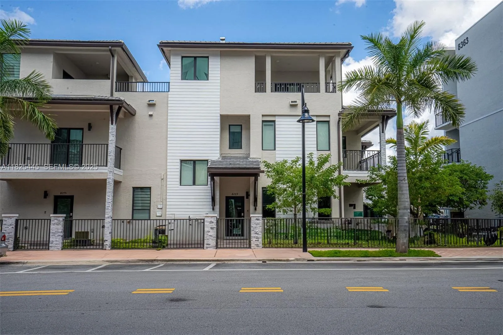 Foto de propiedad en 4269 NW 83rd Path, Doral, FL 33166 Doral con MLS# 