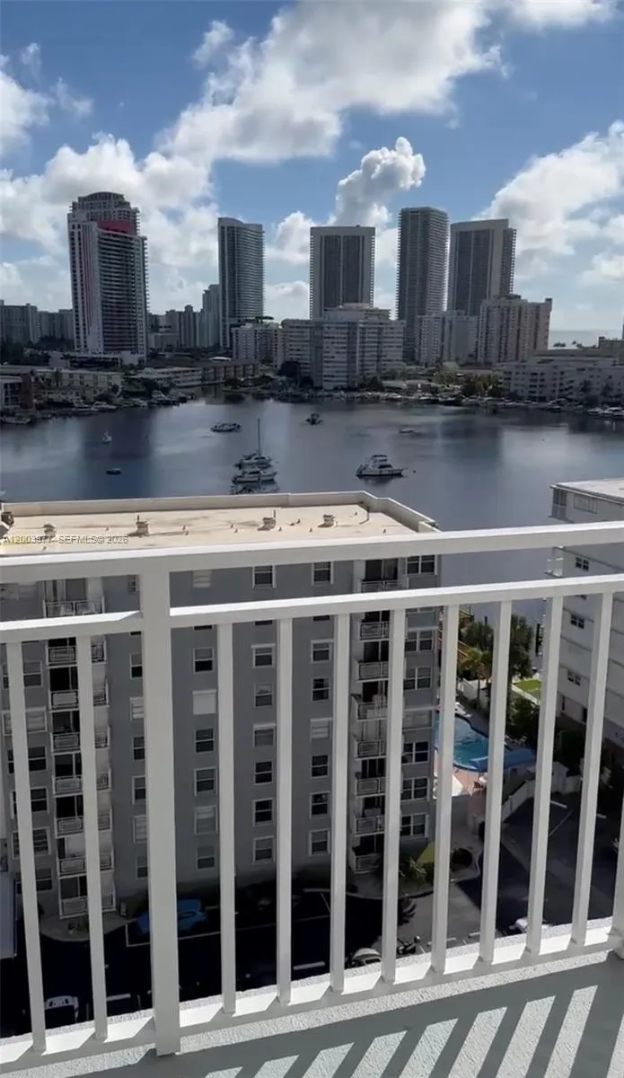 En Renta 427 Golden Isles Drive 14E, Hallandale Beach, FL 33009, Hallandale Beach, FL 33009