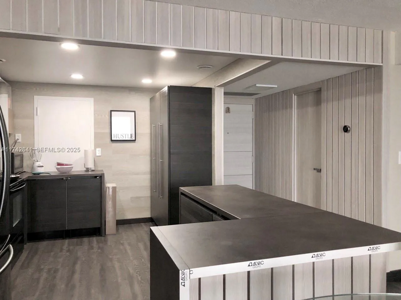 Foto de propiedad en 427 Golden Isles Drive 15J, Hallandale Beach, FL 33009 Hallandale Beach con MLS# 