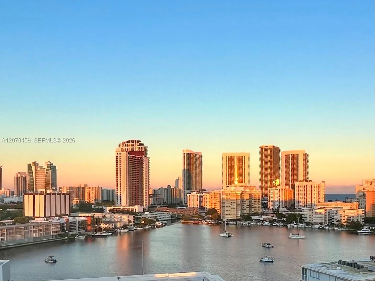 Foto de propiedad en 427 Golden Isles Drive 16E, Hallandale Beach, FL 33009 Hallandale Beach con MLS# 