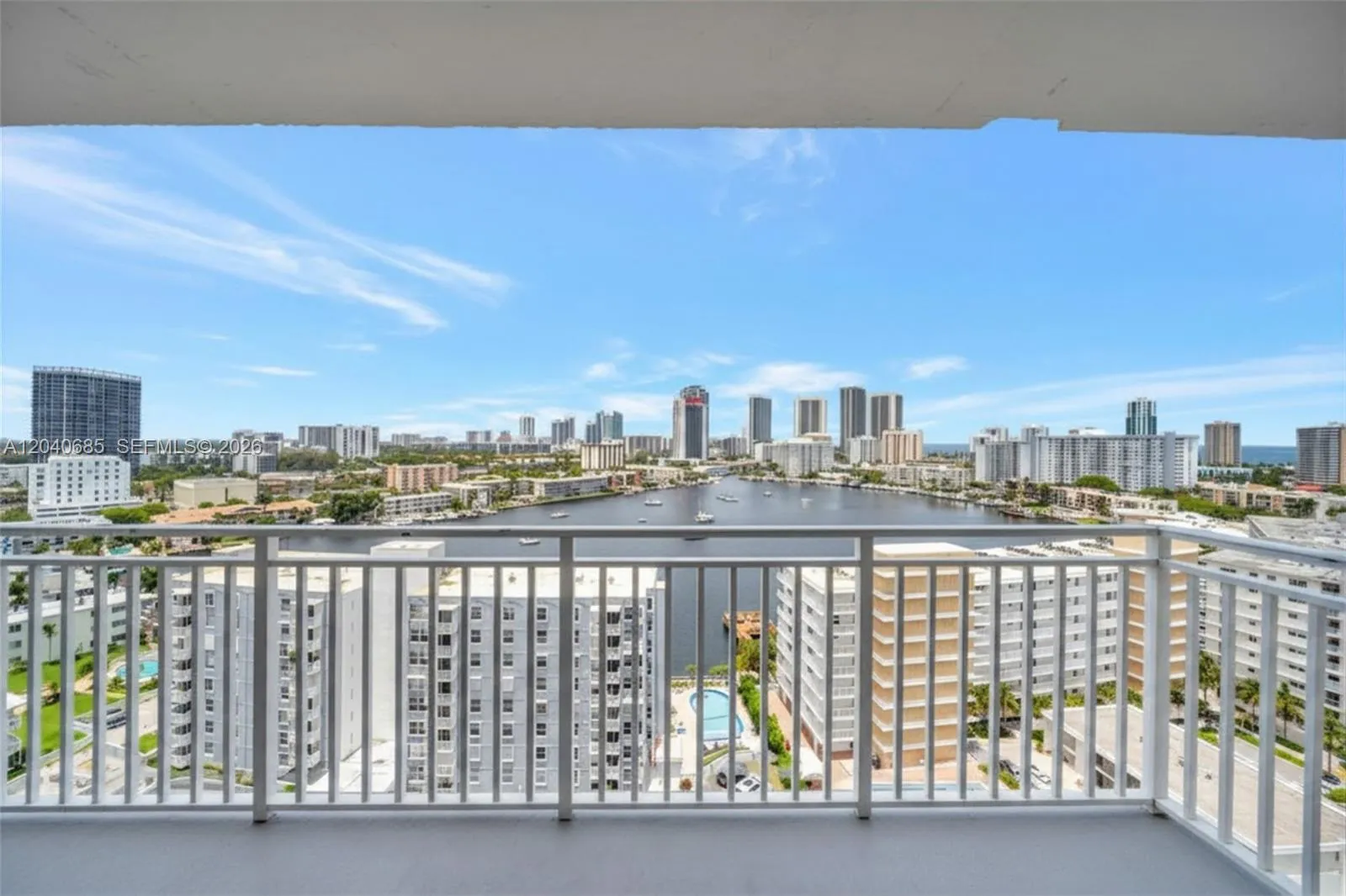 Foto de propiedad en 427 Golden Isles Drive 16H, Hallandale Beach, FL 33009 Hallandale Beach con MLS# 