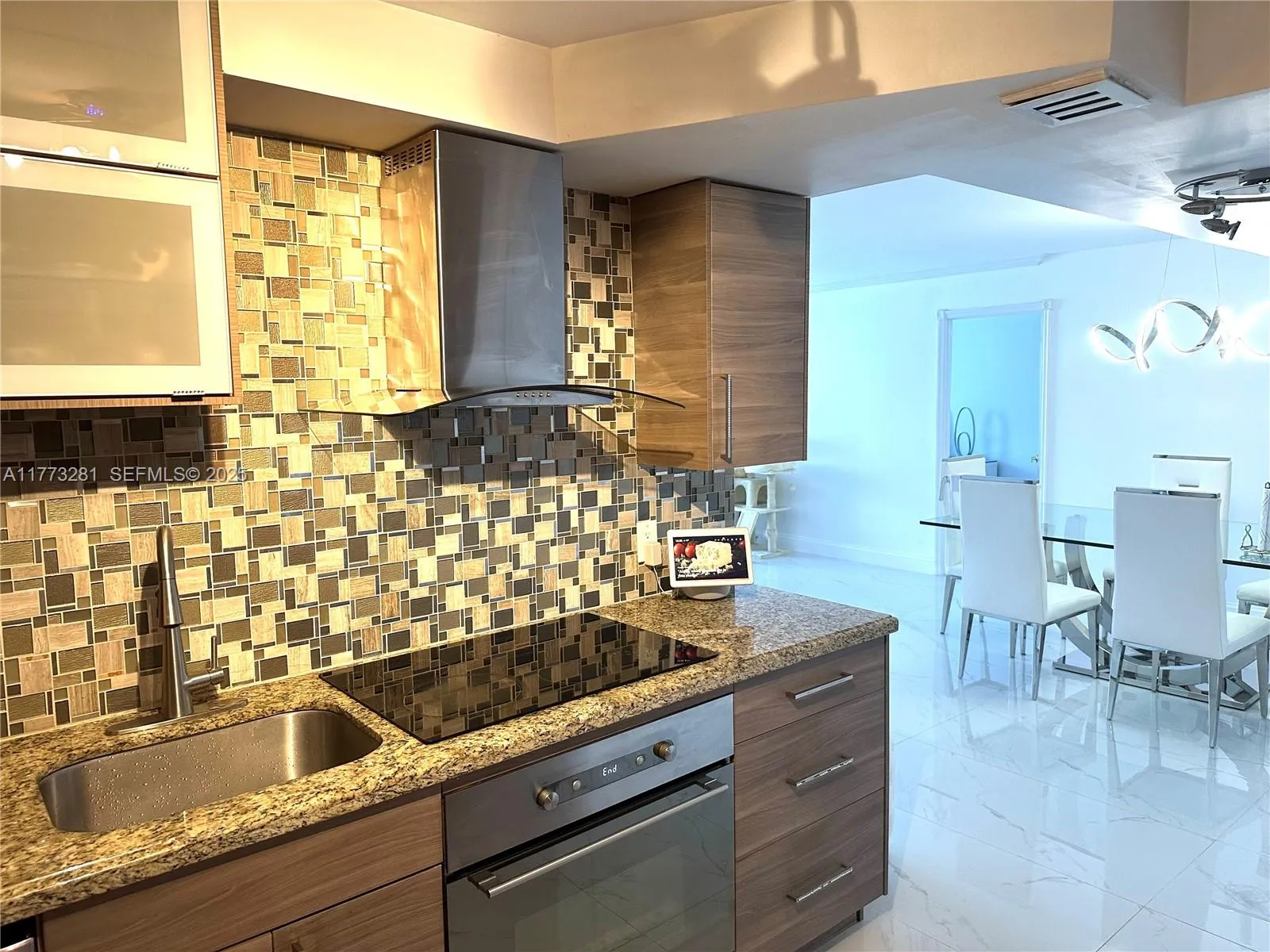Foto de propiedad en 427 Golden Isles Drive 5G, Hallandale Beach, FL 33009 Hallandale Beach con MLS# 