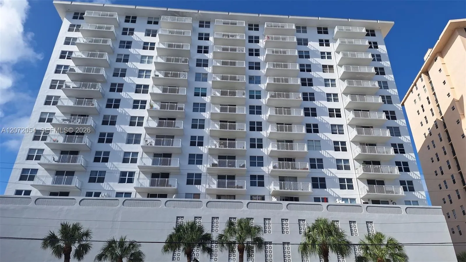 Foto de propiedad en 427 Golden Isles Drive 5H, Hallandale Beach, FL 33009 Hallandale Beach con MLS# 