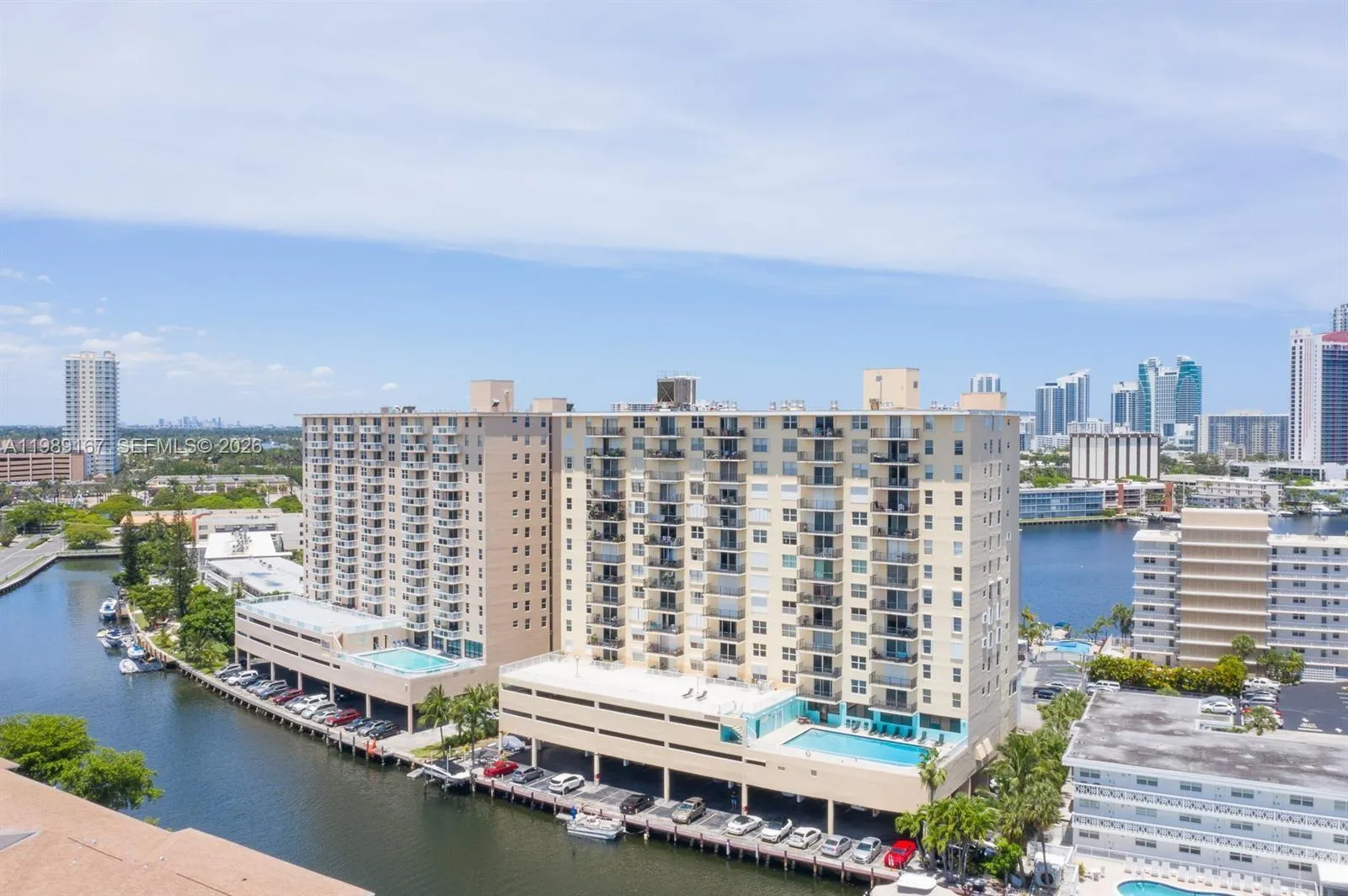 Foto de propiedad en 427 Golden Isles Drive 7E, Hallandale Beach, FL 33009 Hallandale Beach con MLS#