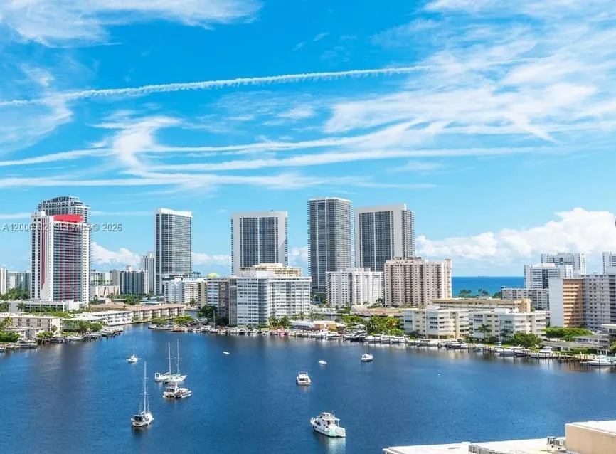 Foto de propiedad en 427 Golden Isles Drive 7J, Hallandale Beach, FL 33009 Hallandale Beach con MLS# 