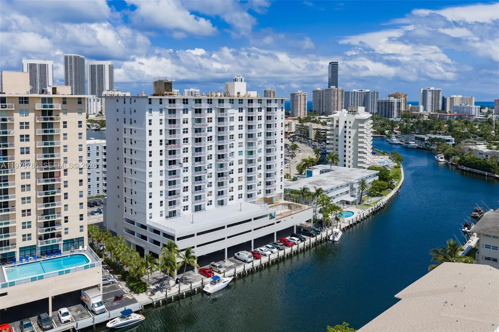 Foto de propiedad en 427 Golden Isles Drive 9G, Hallandale Beach, FL 33009 Hallandale Beach con MLS# 