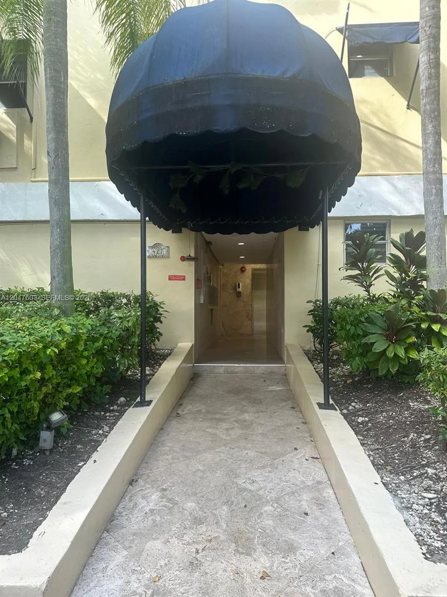 Foto de propiedad en 427 Santander Avenue 205, Coral Gables, FL 33134 Coral Gables con MLS# 