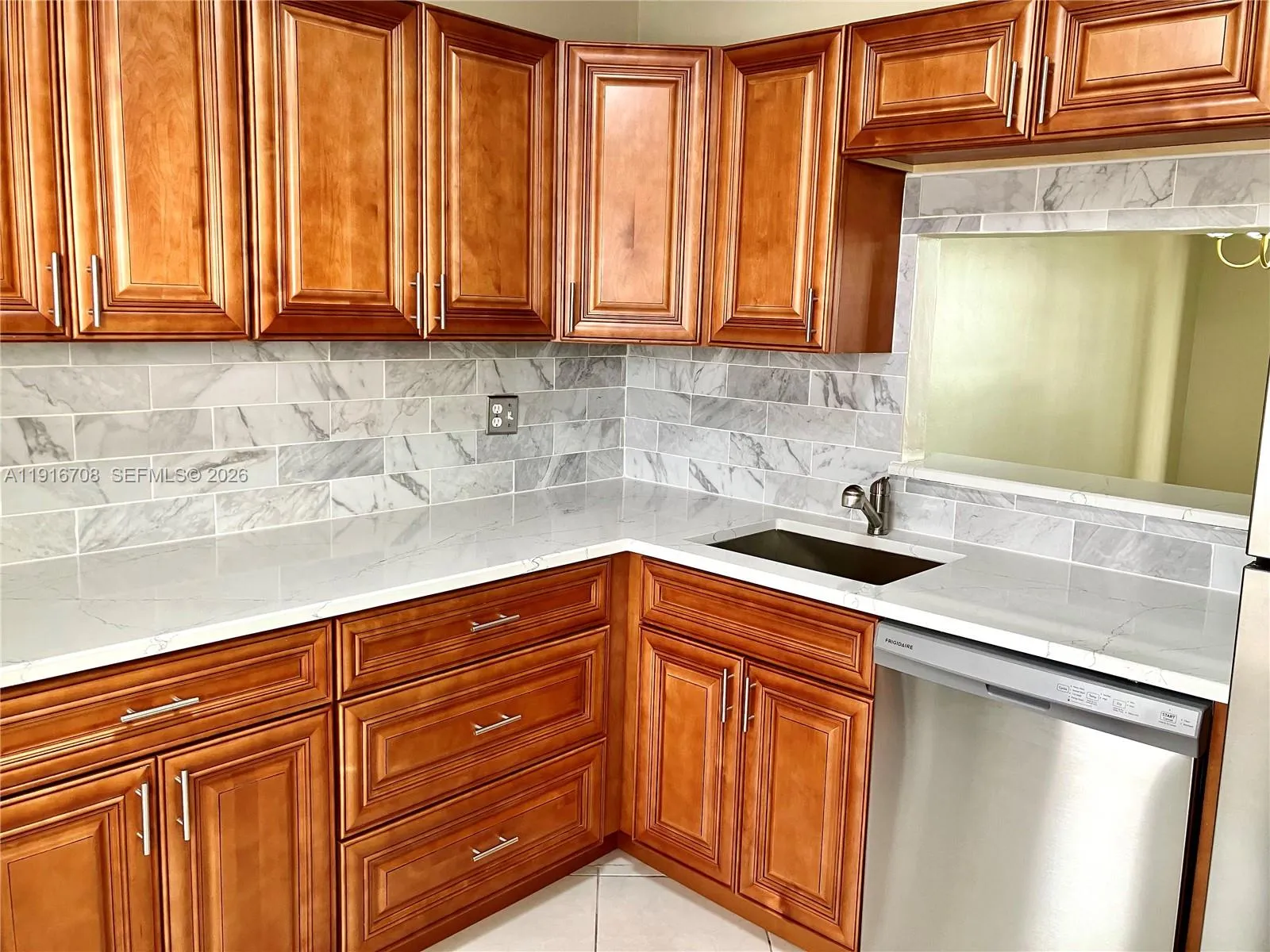 Foto de propiedad en 4270 NW 40th Street 103, Lauderdale Lakes, FL 33319 Lauderdale Lakes con MLS# 