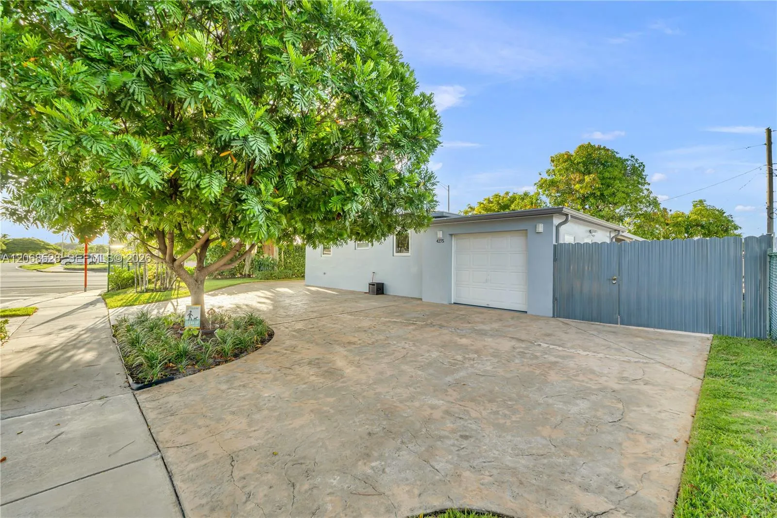 Foto de propiedad en 4275 SW 87th Avenue, Miami, FL 33165 Miami con MLS# 