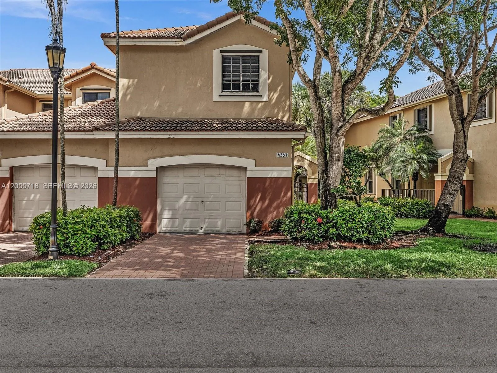 Foto de propiedad en 4283 Vineyard Circle 4283, Weston, FL 33332 Weston con MLS# 