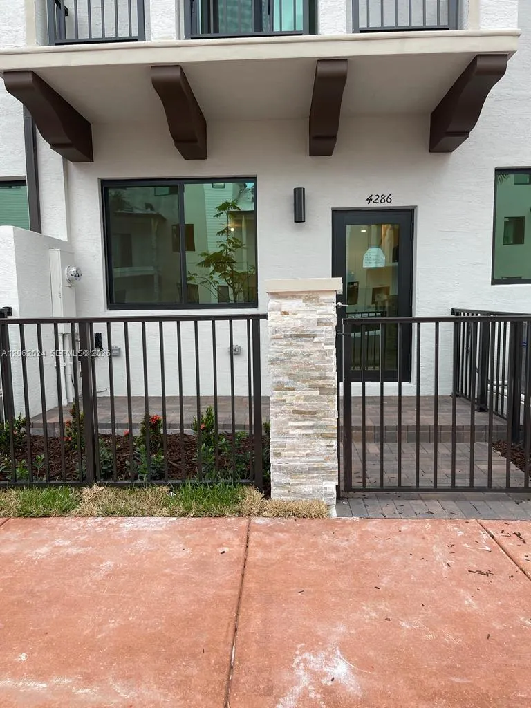 Foto de propiedad en 4286 NW 83rd Avenue 0, Doral, FL 33166 Doral con MLS# 