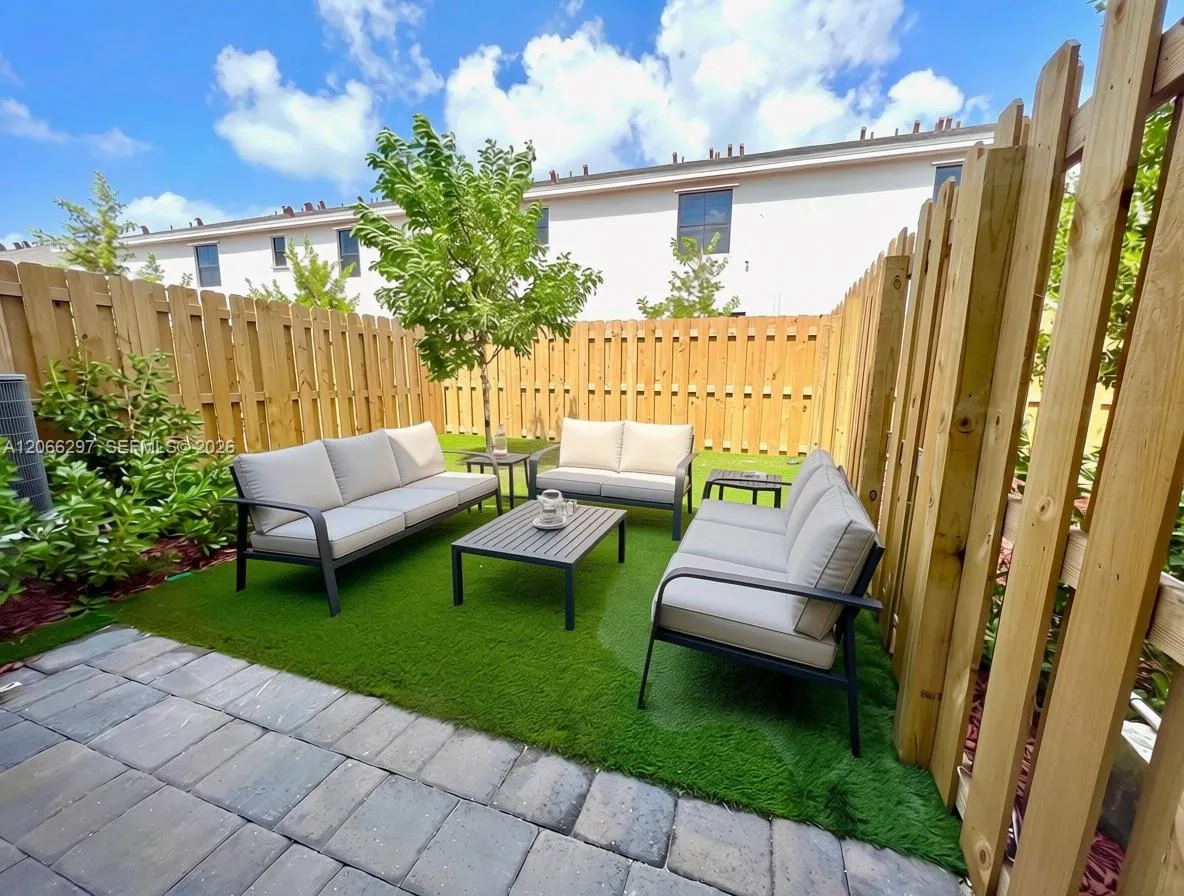 Foto de propiedad en 429 NE 12th Street 0, Florida City, FL 33034 Florida City con MLS# 