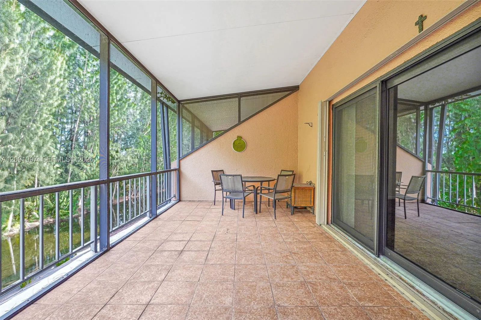 Foto de propiedad en 430 Commodore Drive 304, Plantation, FL 33325 Plantation con MLS# 