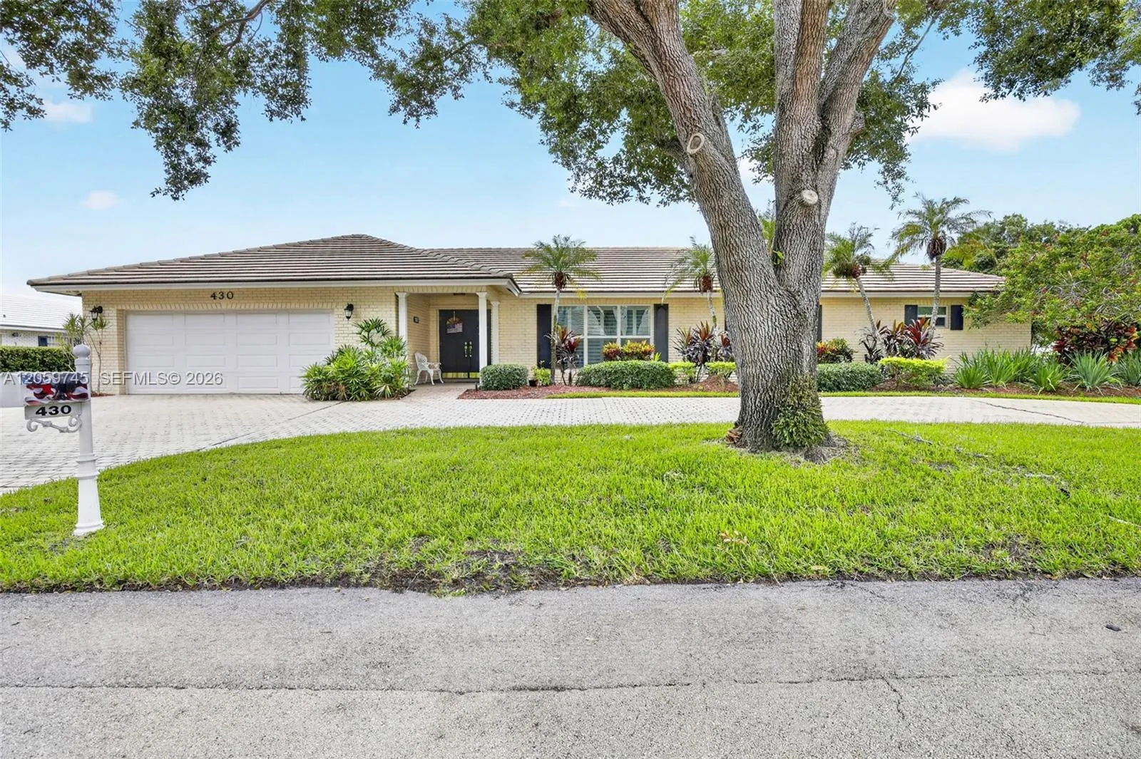 Foto de propiedad en 430 NW 130 Avenue, Plantation, FL 33325 Plantation con MLS# 