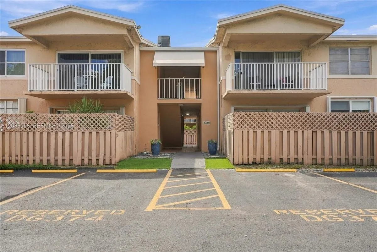 Foto de propiedad en 4310 NW 79th Avenue 2B, Doral, FL 33166 Doral con MLS# 