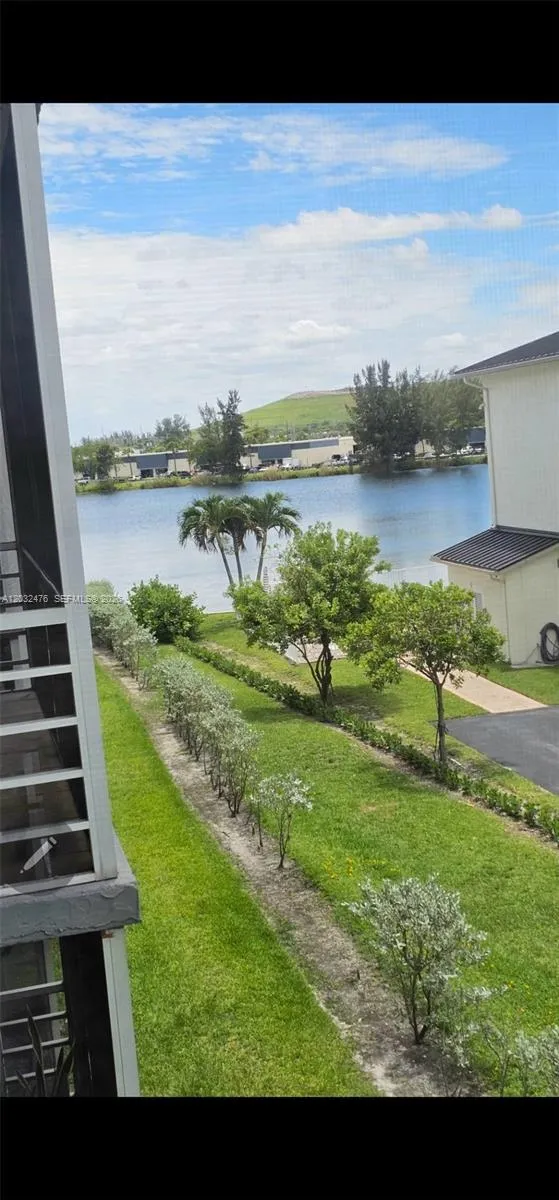 Foto de propiedad en 4311 Crystal Lake Drive 321, Deerfield Beach, FL 33064 Deerfield Beach con MLS# 