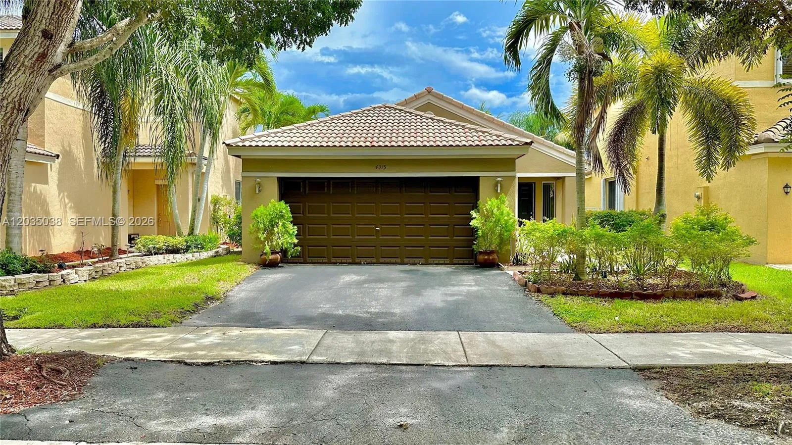 Foto de propiedad en 4315 Greenbriar Lane, Weston, FL 33331 Weston con MLS# 