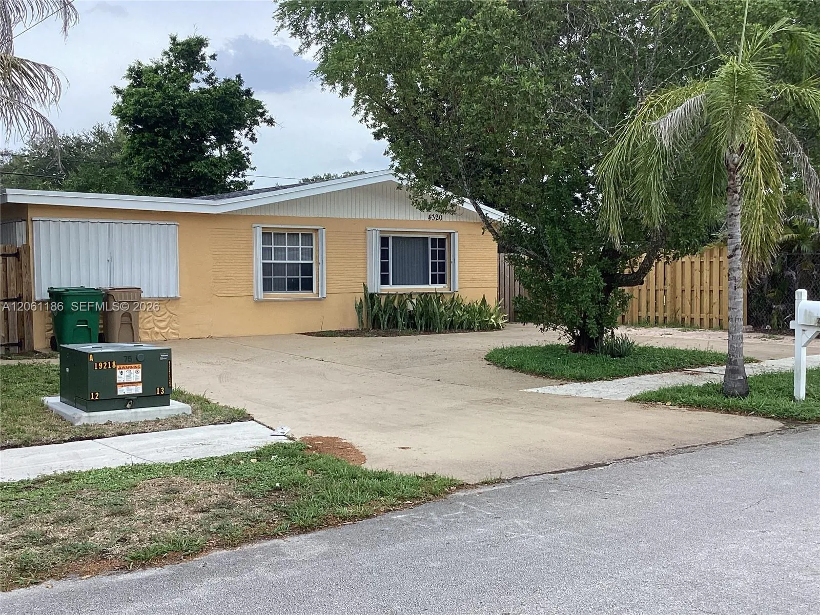 Foto de propiedad en 4320 SW 56th Avenue, Davie, FL 33314 Davie con MLS# 