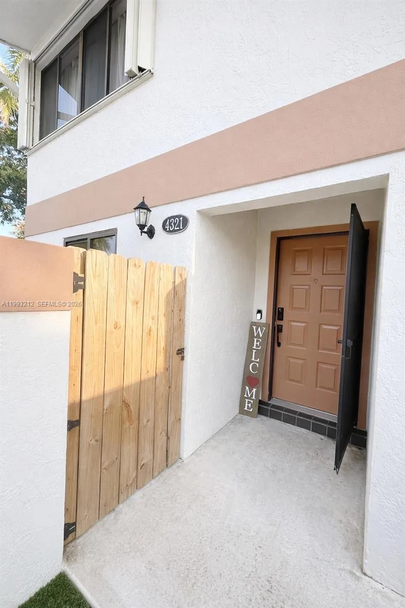 Foto de propiedad en 4321 SW 70th Terrace, Davie, FL 33314 Davie con MLS# 