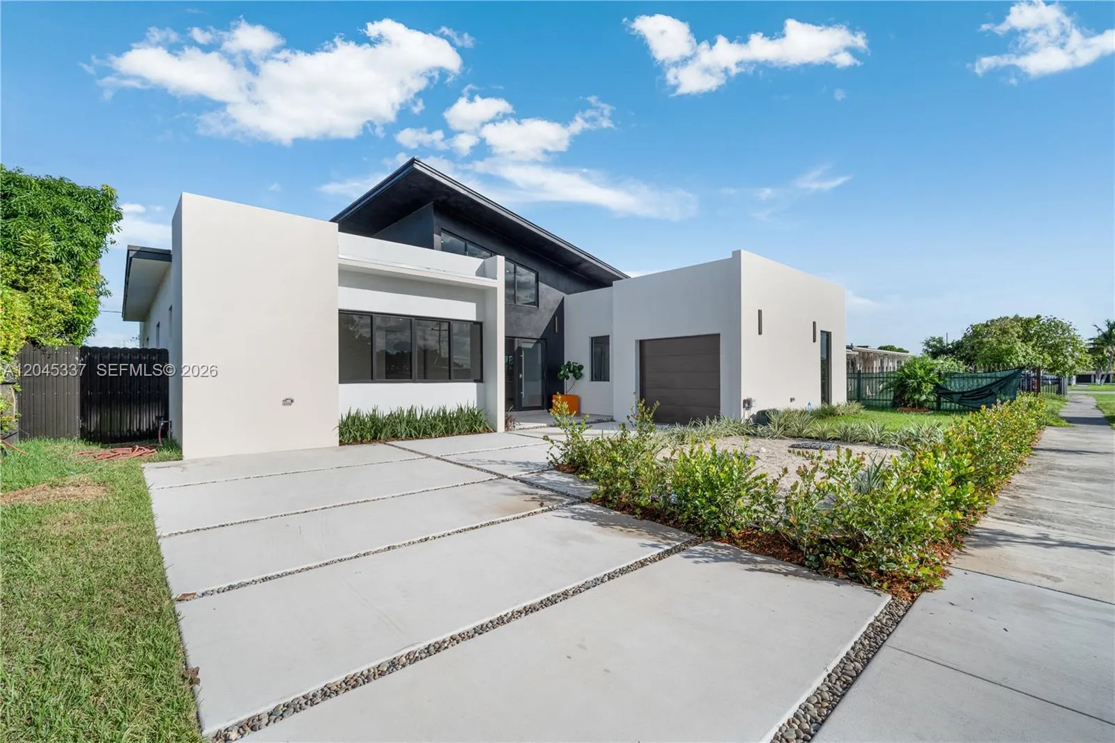 Foto de propiedad en 4321 SW 99th Avenue, Miami, FL 33165 Miami con MLS# 