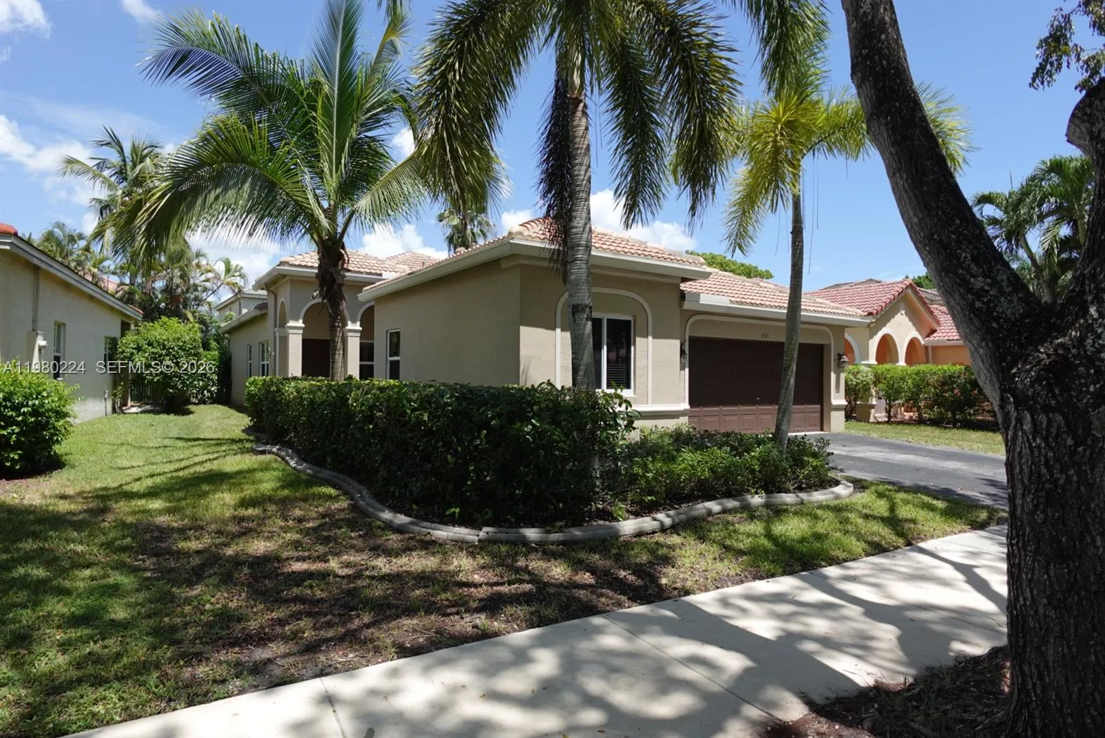 Foto de propiedad en 4321 Willow Ridge Drive, Weston, FL 33331 Weston con MLS# 