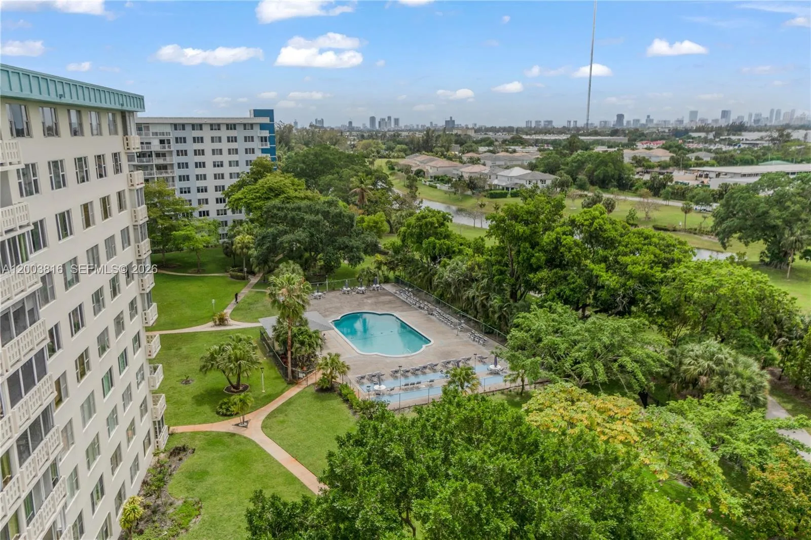 Foto de propiedad en 4330 Hillcrest Drive 1017, Hollywood, FL 33021 Hollywood con MLS#