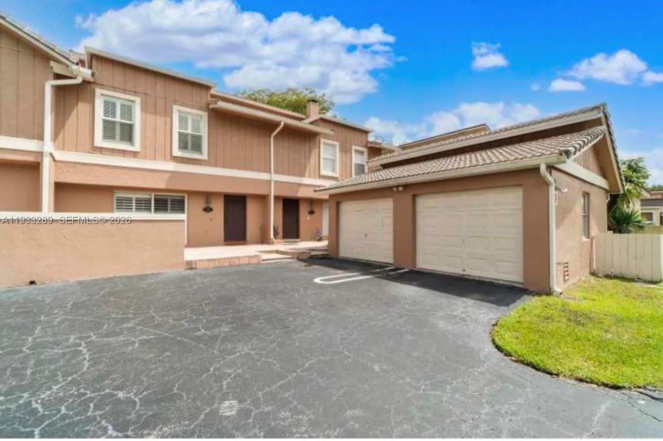 Foto de propiedad en 4341 Coral Springs Drive 1G, Coral Springs, FL 33065 Coral Springs con MLS# 
