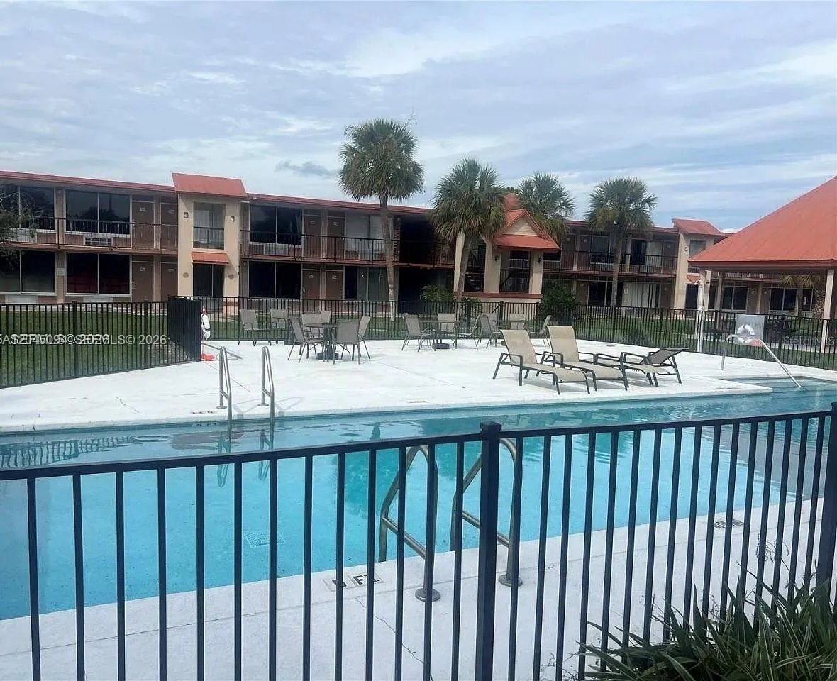Foto de propiedad en 43420 Highway 27 324, Davenport, FL 33837 Davenport con MLS# 