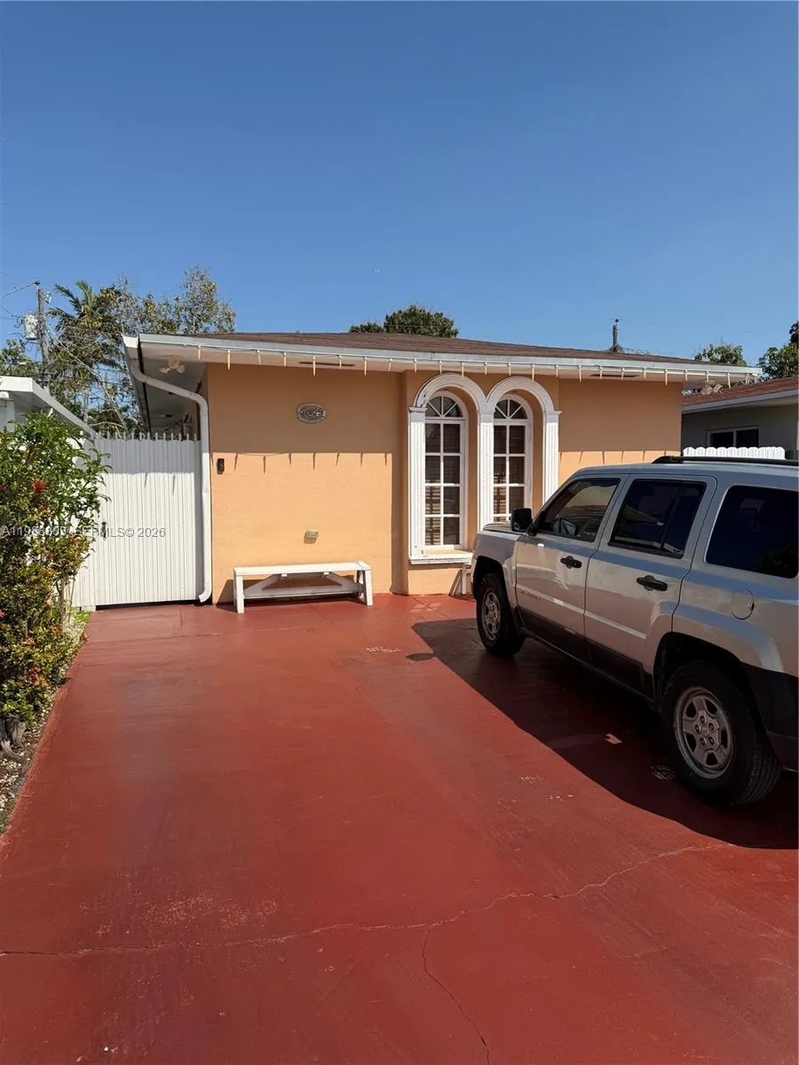 Vendido 4347 E 9th Court, Hialeah, FL 33013, Hialeah, FL 33013