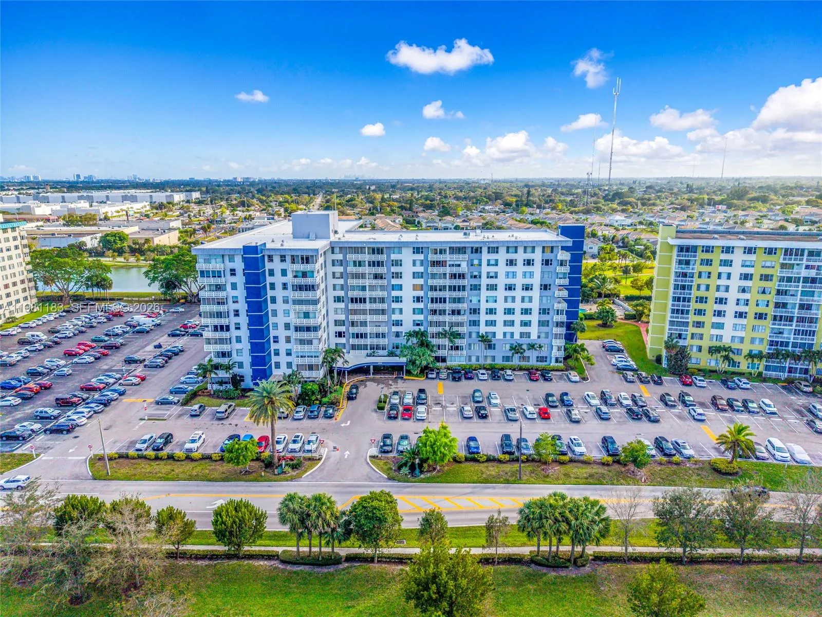Foto de propiedad en 4350 Hillcrest Drive 200, Hollywood, FL 33021 Hollywood con MLS#