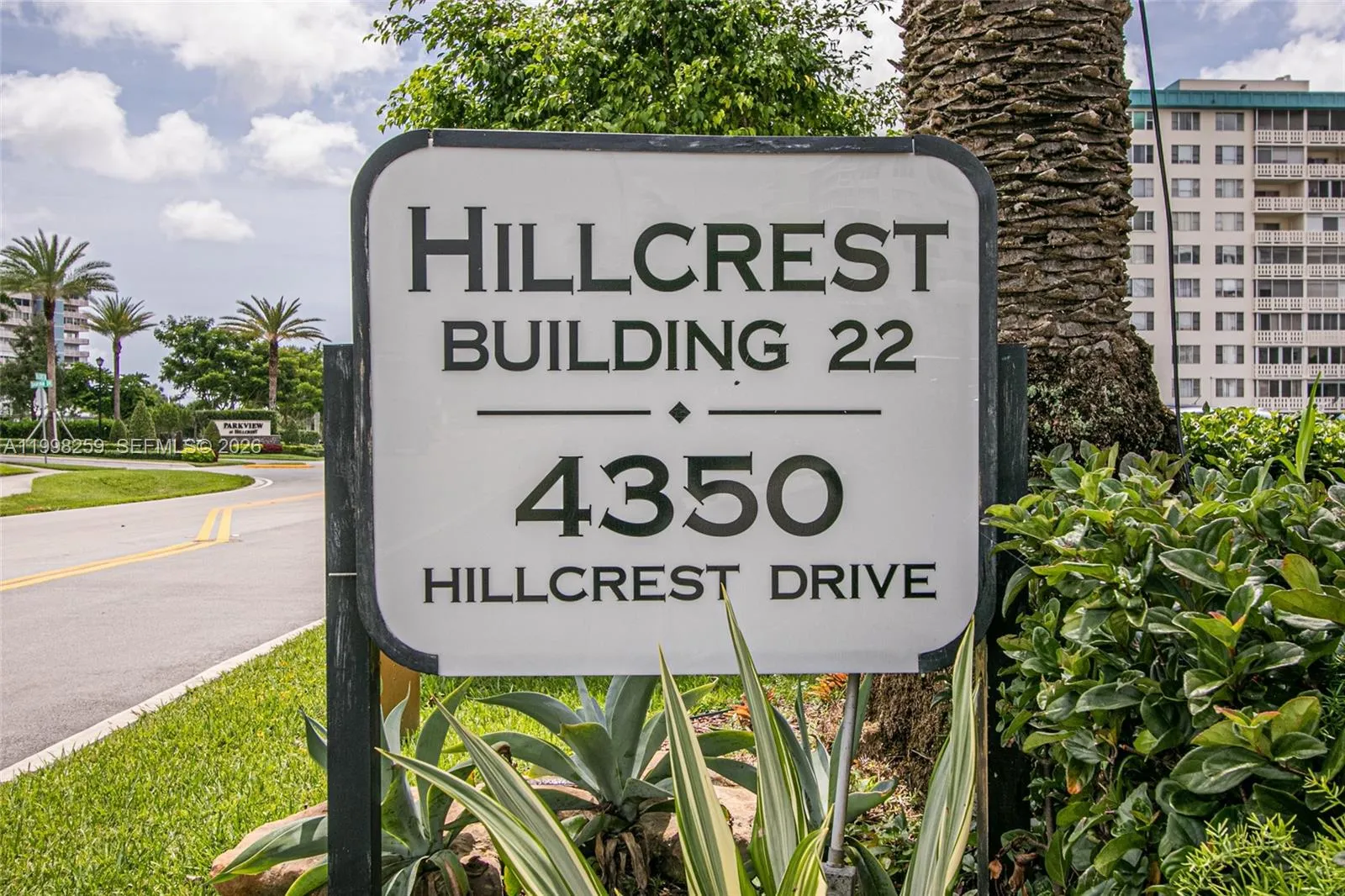 Foto de propiedad en 4350 Hillcrest Drive 303, Hollywood, FL 33021 Hollywood con MLS#