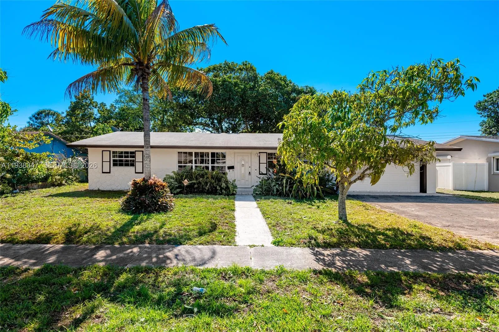 Foto de propiedad en 4360 NW 4th Street, Plantation, FL 33317 Plantation con MLS# 
