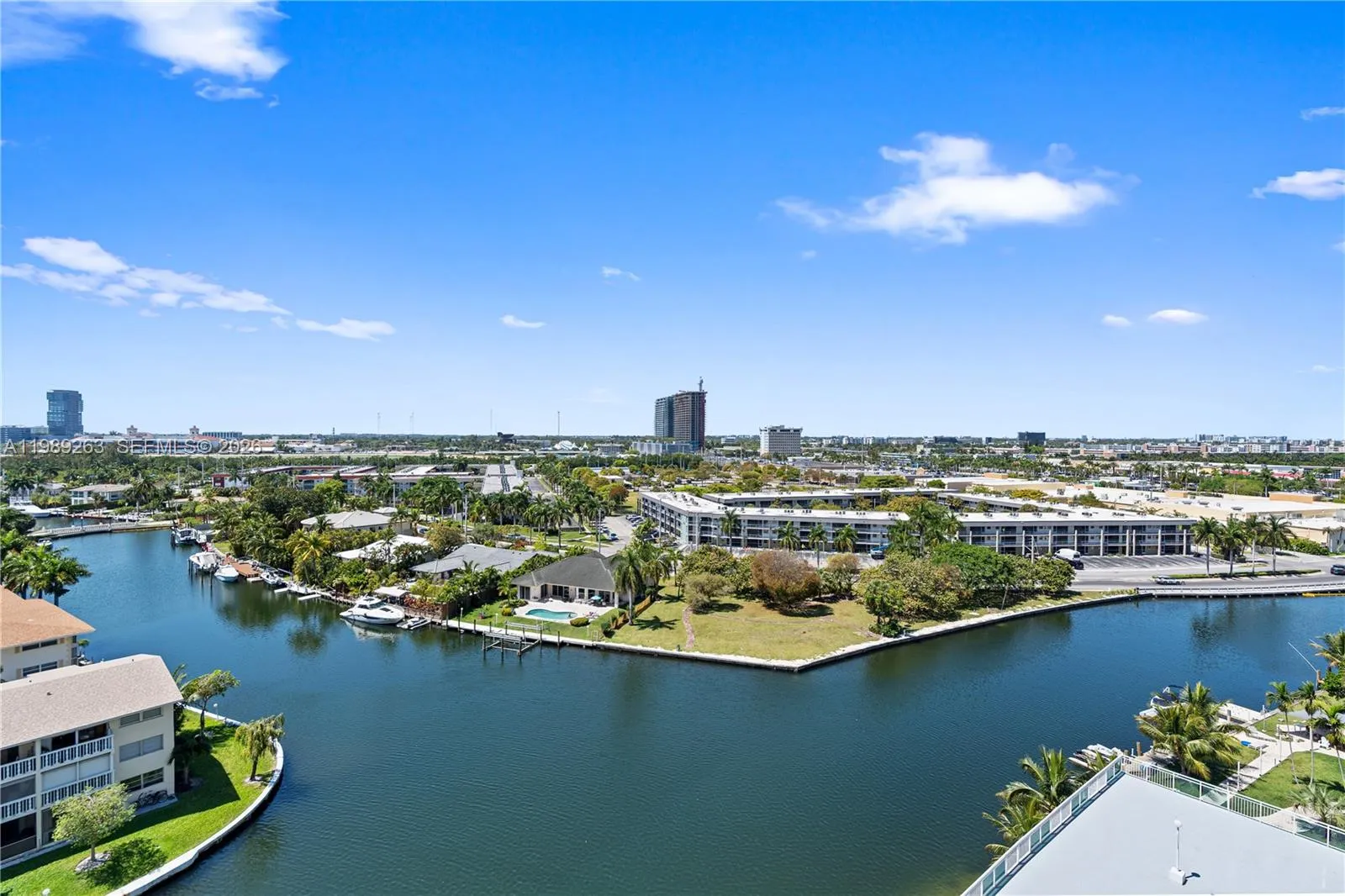 Foto de propiedad en 437 Golden Isles Drive 11J, Hallandale Beach, FL 33009 Hallandale Beach con MLS# 