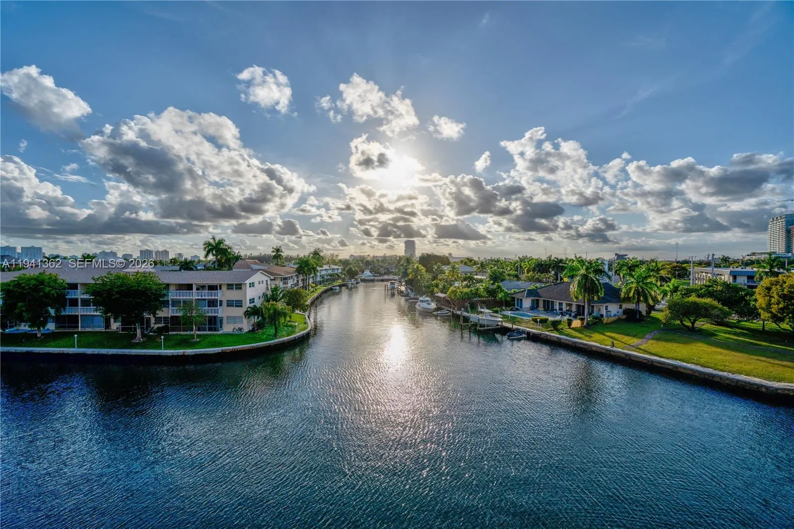 Foto de propiedad en 437 Golden Isles Drive 4D, Hallandale Beach, FL 33009 Hallandale Beach con MLS# 