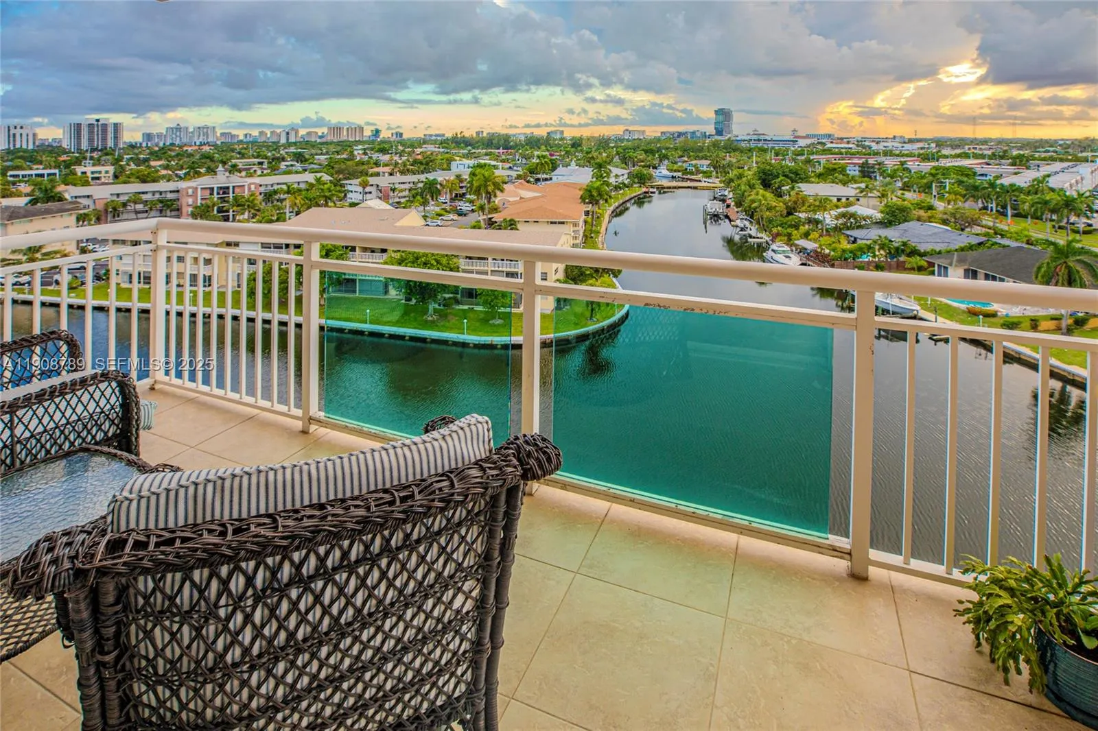 Foto de propiedad en 437 Golden Isles Drive 9B-C, Hallandale Beach, FL 33009 Hallandale Beach con MLS# 