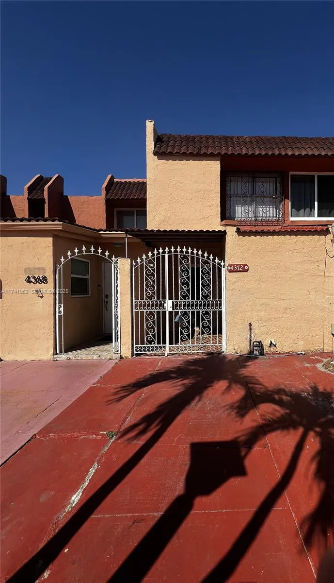 Vendido 4372 W 11th Lane 30, Hialeah, FL 33012, Hialeah, FL 33012