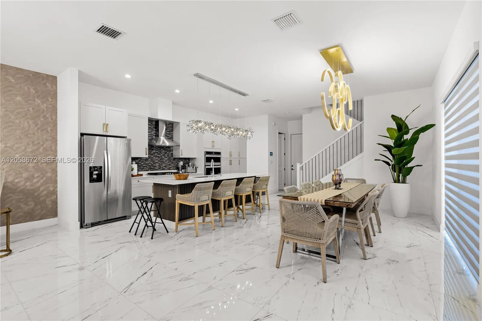 Foto de propiedad en 4374 NW 81st Avenue, Doral, FL 33166 Doral con MLS# 